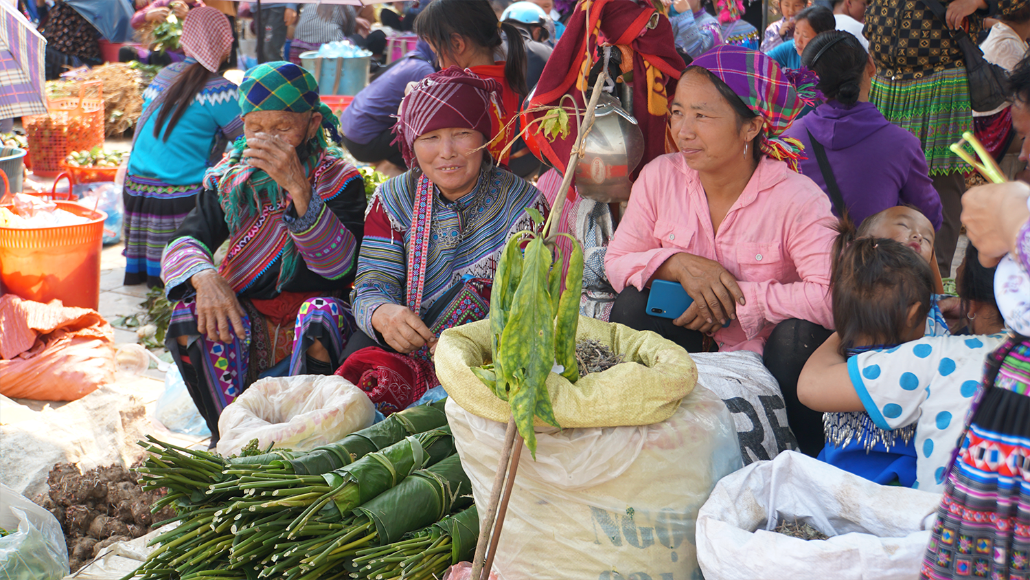 Lên Bắc Hà - cùng du khách khám phá sắc màu chợ phiên- Ảnh 2.