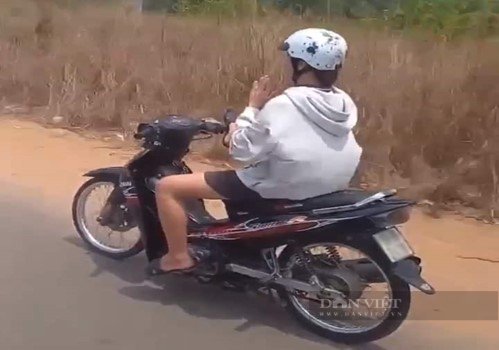 Thiếu niên 16 tuổi lái xe gắn máy bằng 2 chân, còn quay hình, khoe trên mạng- Ảnh 2. Thiếu niên 16 tuổi lái xe gắn máy bằng 2 chân, còn quay hình, khoe trên mạng- Ảnh 2.