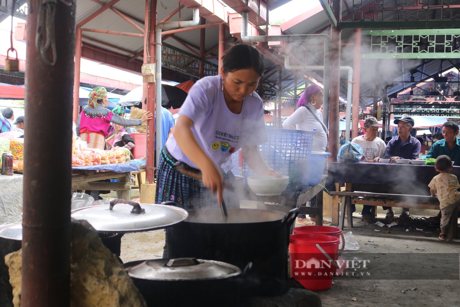 Vô một chợ phiên ở Lào Cai thấy cái chổi bó bằng cây mía, chim họa mi hót líu lo, rau rừng la liệt- Ảnh 6.