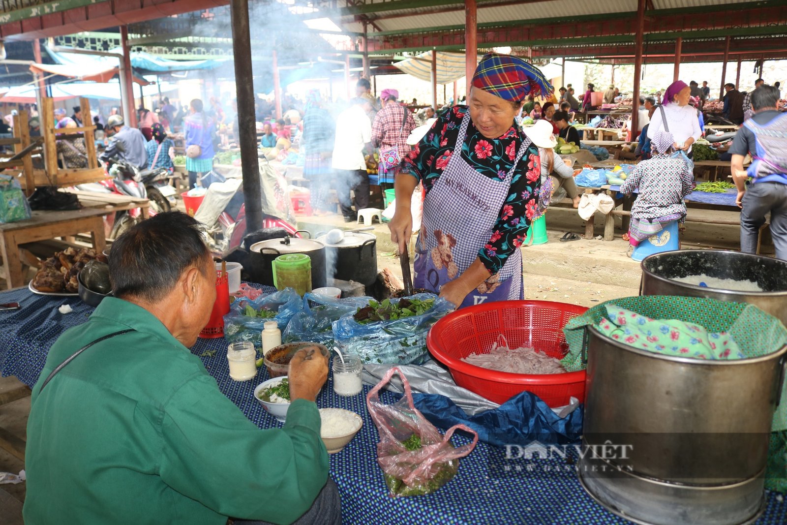 Vô một chợ phiên ở Lào Cai thấy cái chổi bó bằng cây mía, chim họa mi hót líu lo, rau rừng la liệt- Ảnh 11.