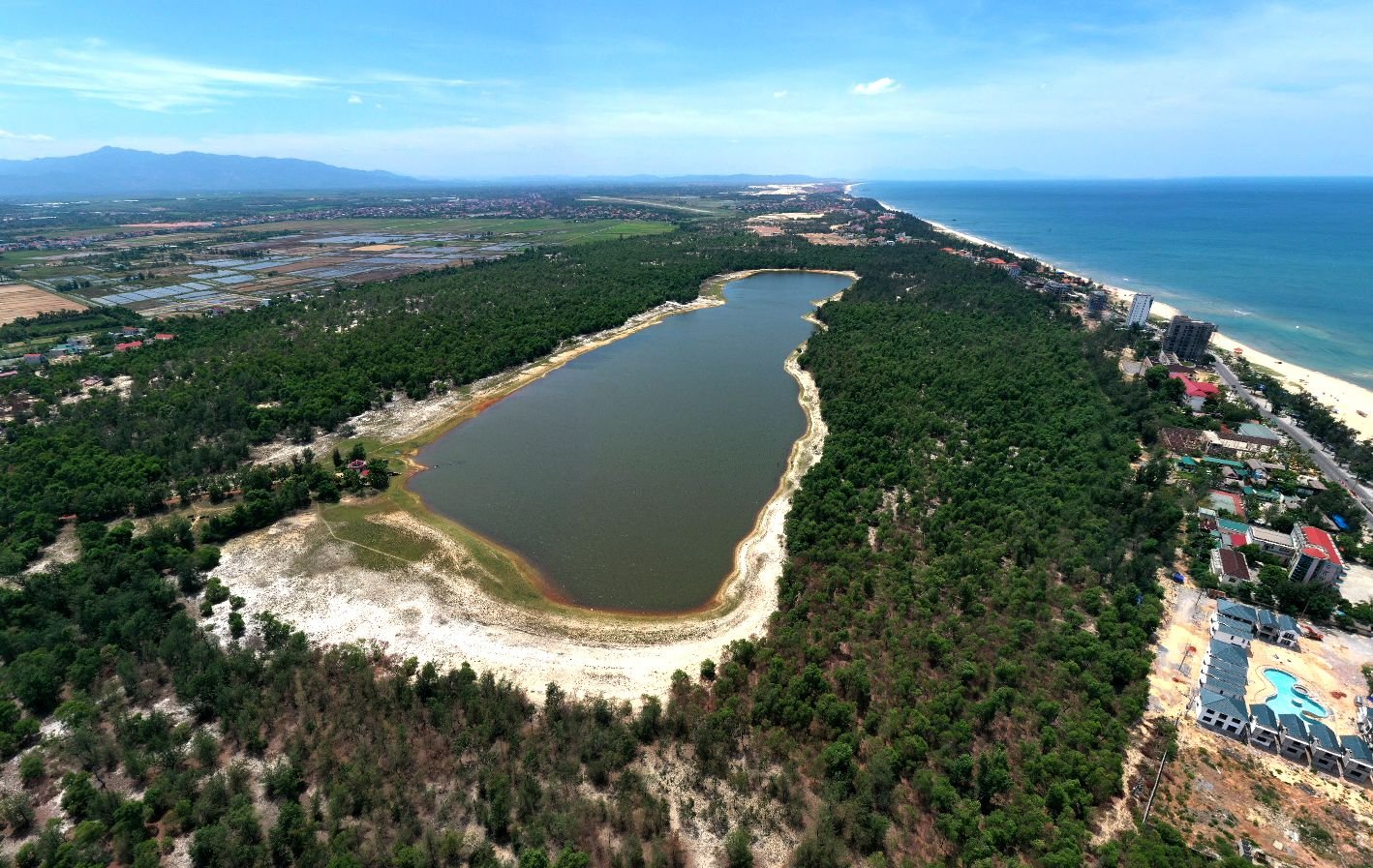 Sát biển Nhật Lệ của Quảng Bình có cái hồ nước ngọt view đẹp mê ly, đào khảo cổ thấy hiện vật cổ xưa- Ảnh 9.