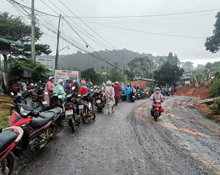 Tiếp tục xảy ra sạt lở đất vùi lấp một căn nhà tại Lâm Đồng, có người tử vong- Ảnh 2.