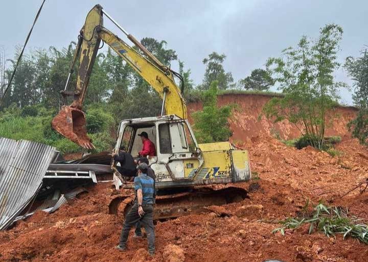 Vụ sạt lở đất khiến 2 người thương vong ở Lâm Đồng: Chủ nhà đã cam kết di dời trước đó- Ảnh 2.