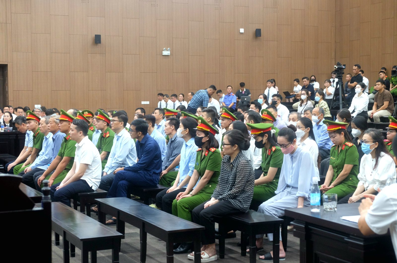 Họ hàng của Trịnh Văn Quyết khai chỉ cho mượn tài khoản, không được “hưởng lợi gì”- Ảnh 2. Họ hàng của Trịnh Văn Quyết khai chỉ cho mượn tài khoản, không được “hưởng lợi gì”- Ảnh 2.