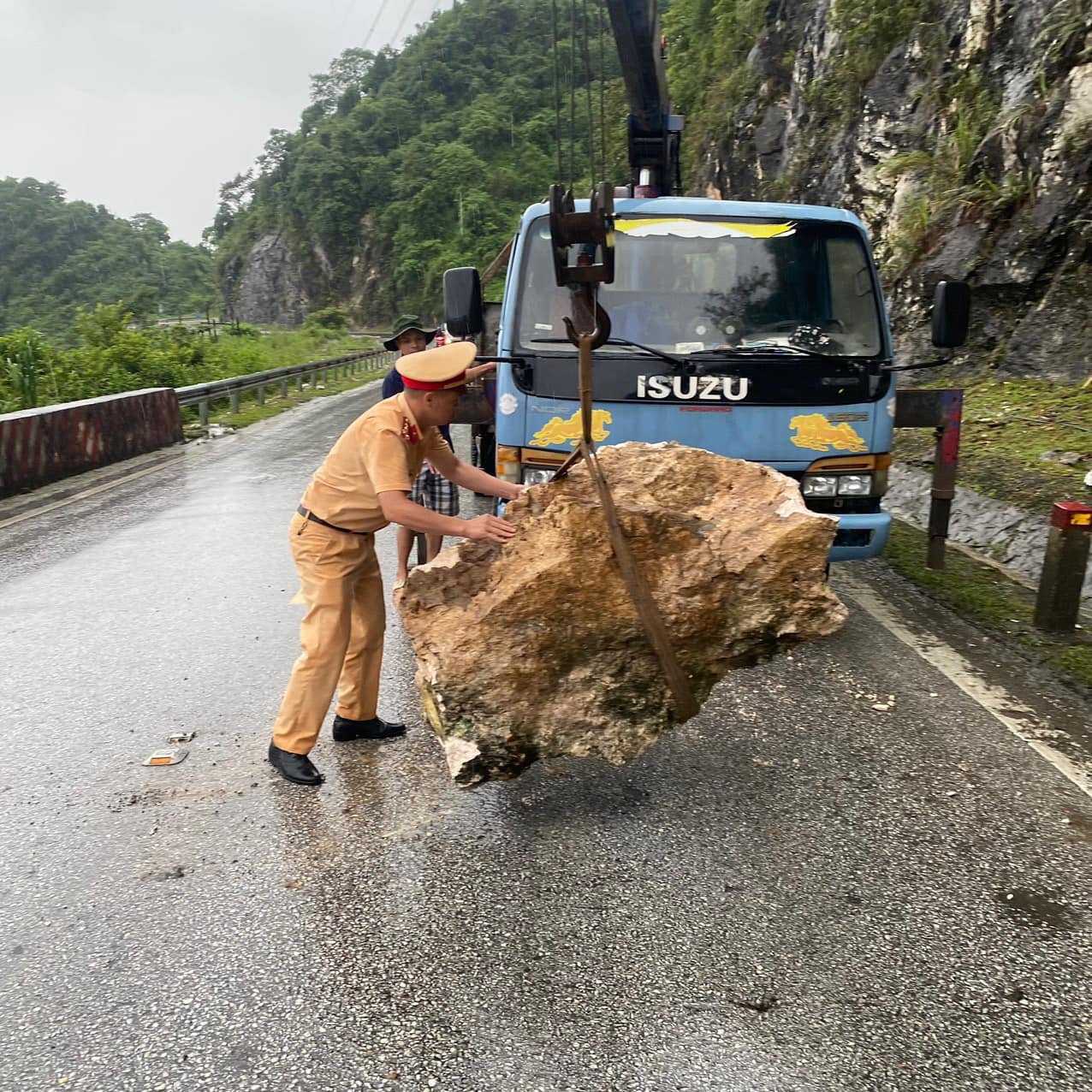 Cảnh sát giao thông Hòa Bình phát loa cảnh báo các phương tiện qua Quốc lộ 6- Ảnh 2.