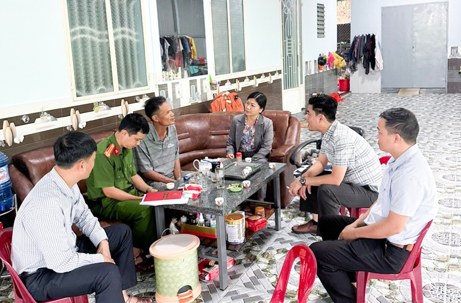 Đề phòng sạt lở đất, di dời nhiều hộ dân ra khỏi khu vực nguy hiểm ở Lâm Đồng- Ảnh 2.
