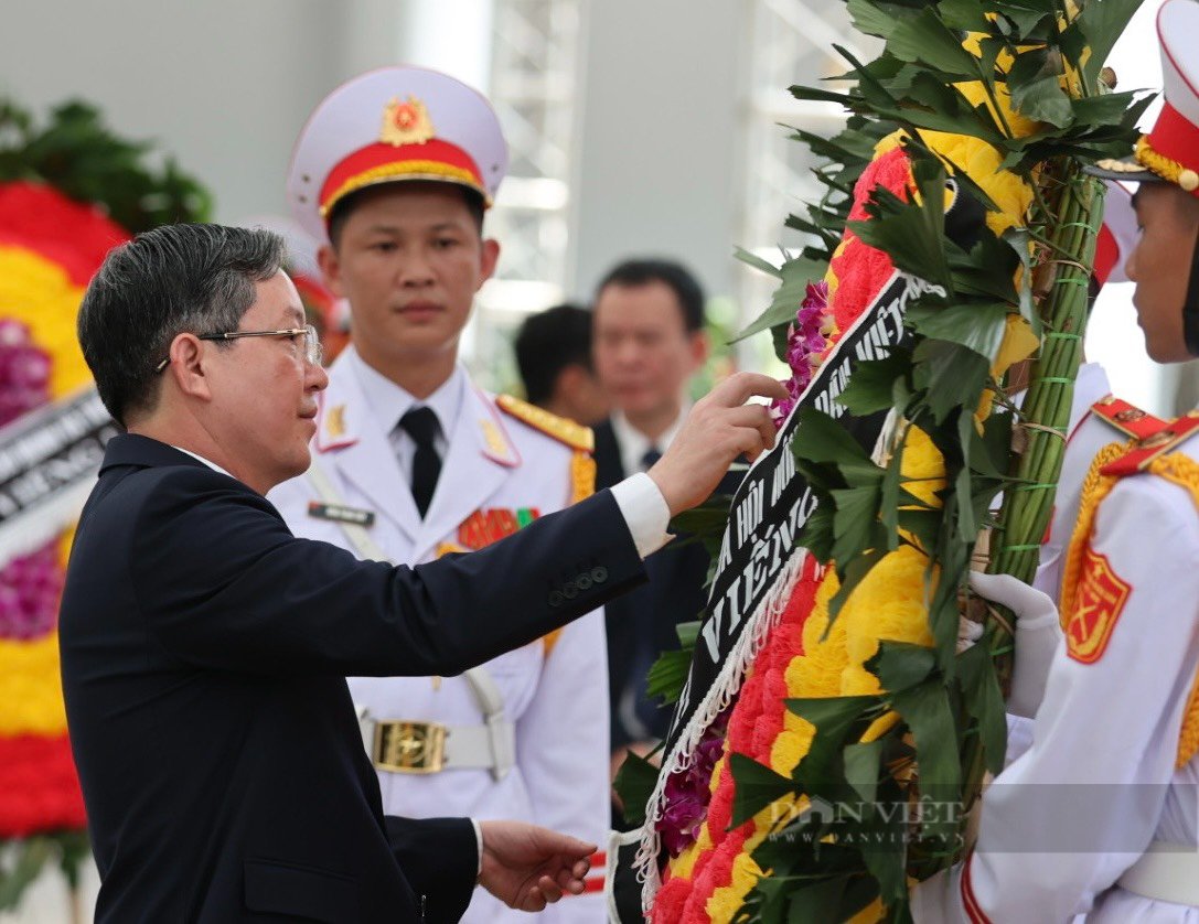 Chủ tịch Hội Nông dân Việt Nam Lương Quốc Đoàn dẫn đầu đoàn vào viếng Tổng Bí thư Nguyễn Phú Trọng- Ảnh 2.