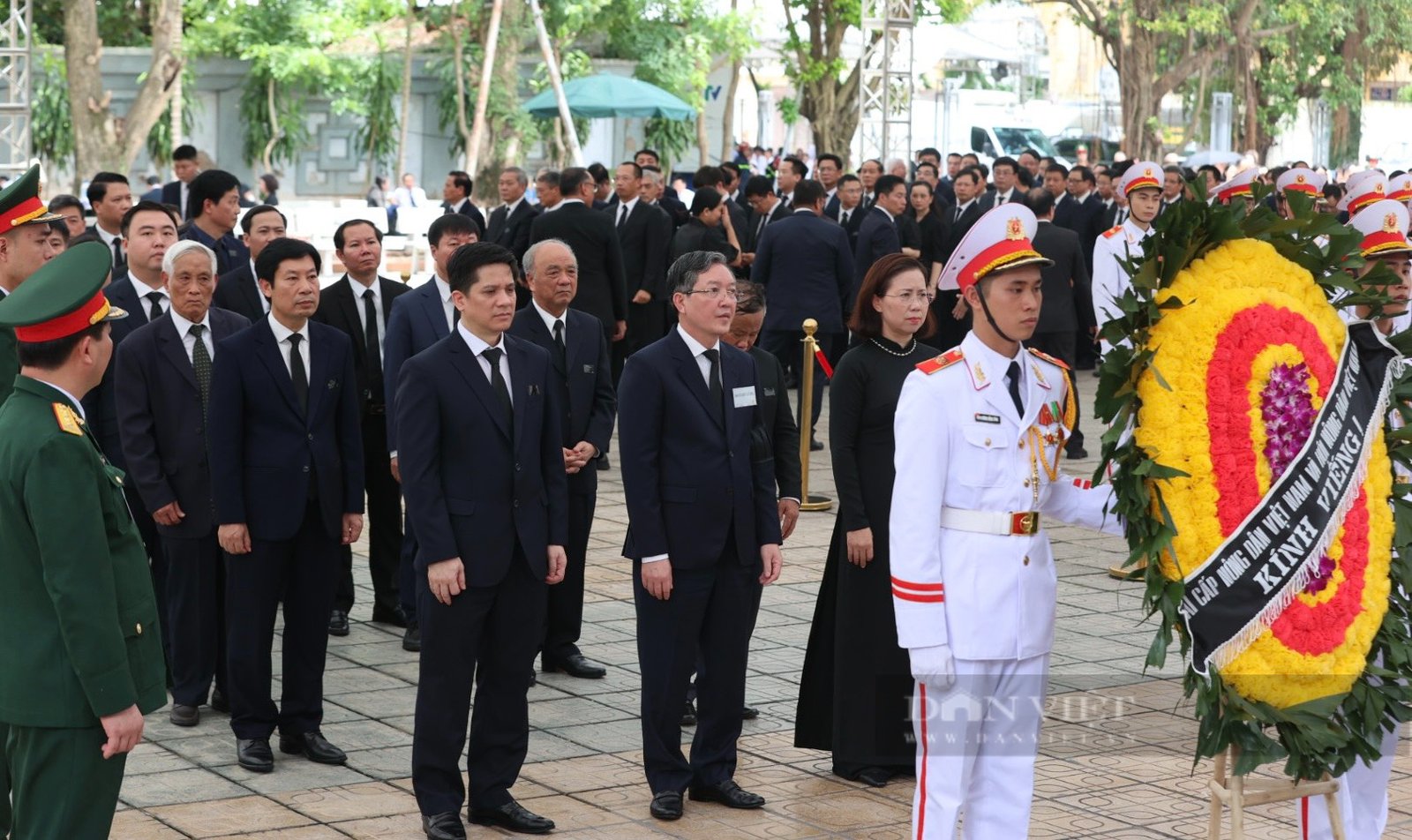 Chủ tịch Hội Nông dân Việt Nam Lương Quốc Đoàn dẫn đầu đoàn vào viếng Tổng Bí thư Nguyễn Phú Trọng- Ảnh 6.