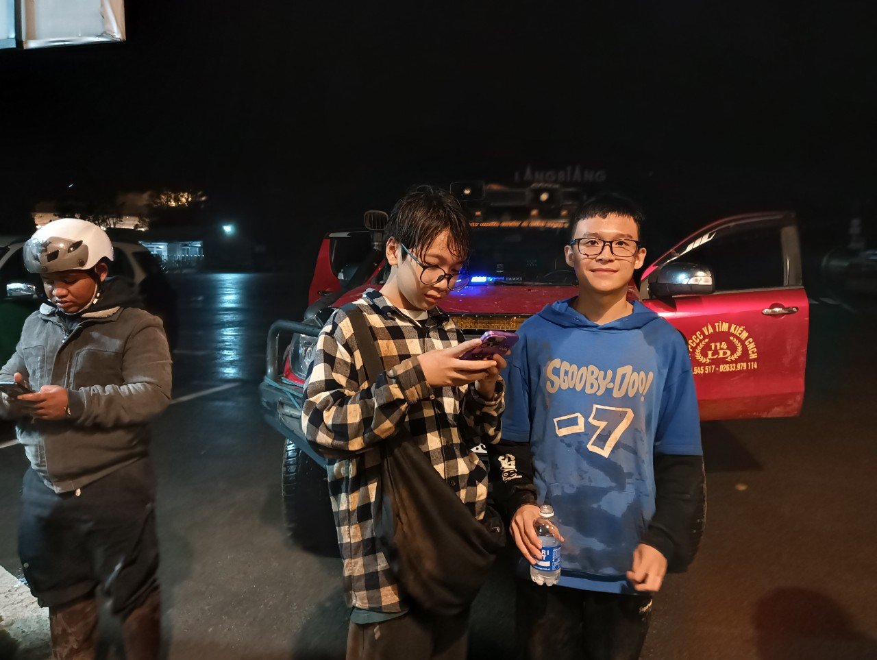 Giải cứu thành công 3 du khách bị lạc trong rừng sâu - Ảnh 2. Giải cứu thành công 3 du khách bị lạc trong rừng sâu - Ảnh 2.