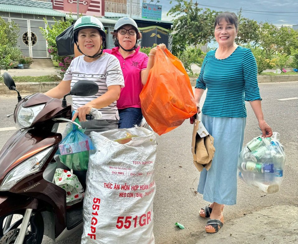 Kỳ lạ, phụ nữ không nghèo rủ nhau đi nhặt rác thải, phế liệu ở vùng nông thôn Bình Thuận- Ảnh 4.