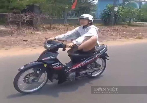 Thiếu niên 16 tuổi lái xe gắn máy bằng 2 chân, còn quay hình, khoe trên mạng- Ảnh 1. Thiếu niên 16 tuổi lái xe gắn máy bằng 2 chân, còn quay hình, khoe trên mạng- Ảnh 1.