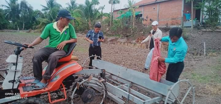 Sáng chế máy sạ hàng 3 trong 1 chạy vèo vèo, anh nông dân Long An khiến cả làng phục lăn- Ảnh 1. Sáng chế máy sạ hàng 3 trong 1 chạy vèo vèo, anh nông dân Long An khiến cả làng phục lăn- Ảnh 1.