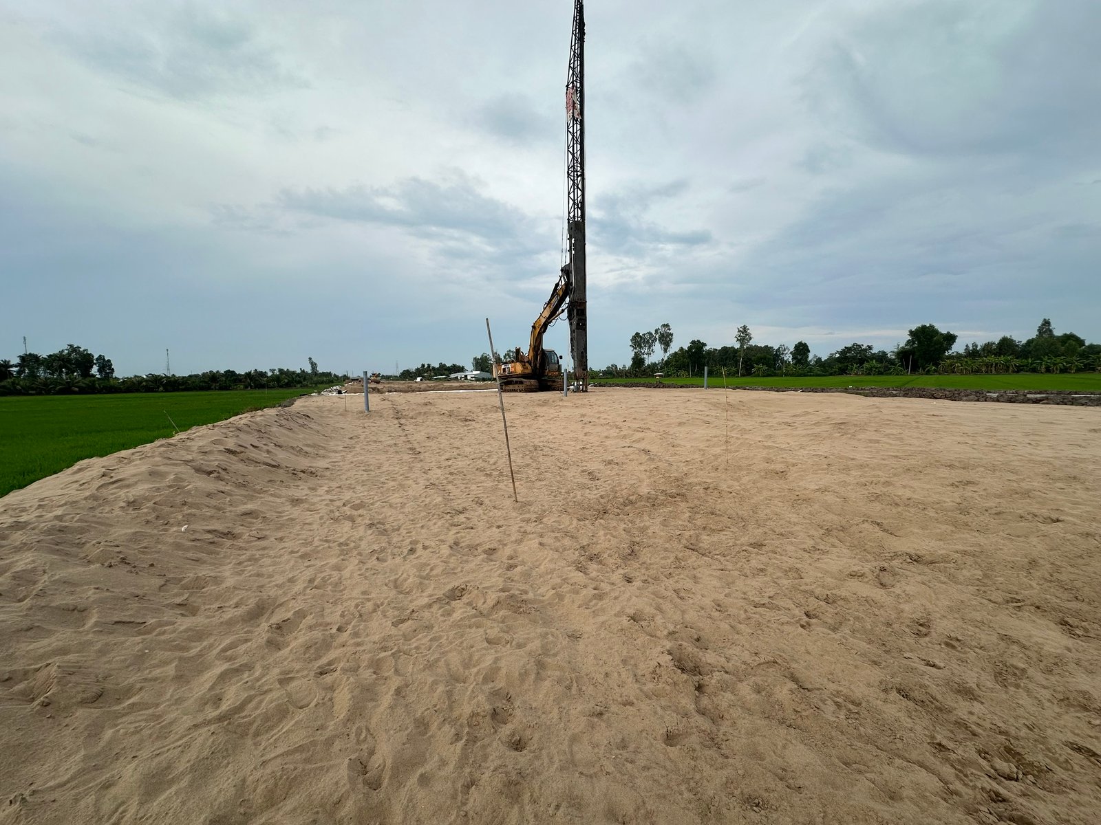 Chủ tịch tỉnh Sóc Trăng Trần Văn Lâu: Đã có thể cho phép khai thác cát biển làm đường cao tốc- Ảnh 1.