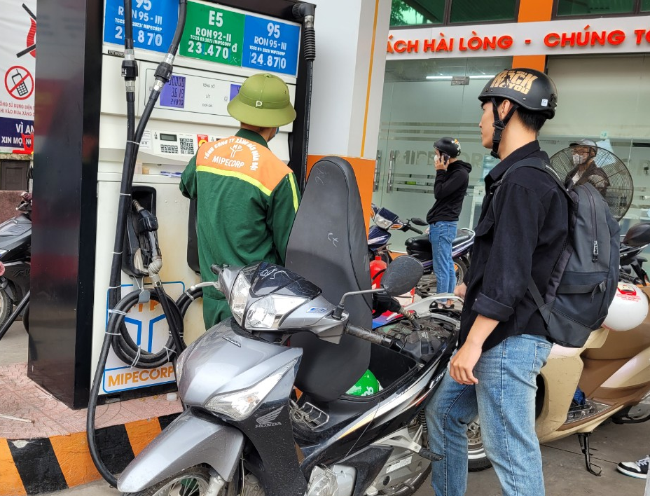 Giá xăng dầu đồng loạt giảm liên tiếp trong tháng 7- Ảnh 1. Giá xăng dầu đồng loạt giảm liên tiếp trong tháng 7- Ảnh 1.