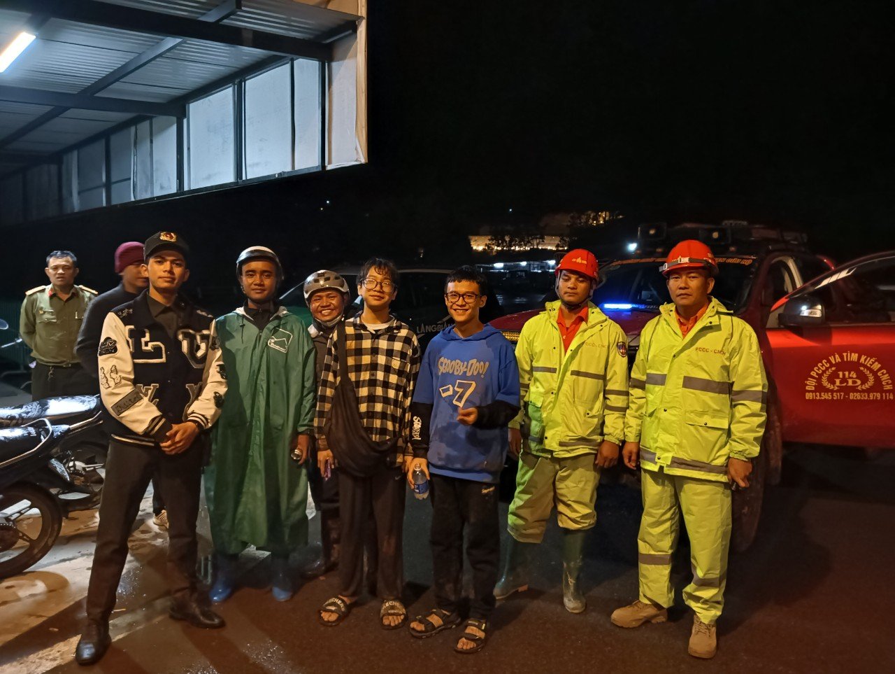 Giải cứu thành công 3 du khách bị lạc trong rừng sâu - Ảnh 1. Giải cứu thành công 3 du khách bị lạc trong rừng sâu - Ảnh 1.