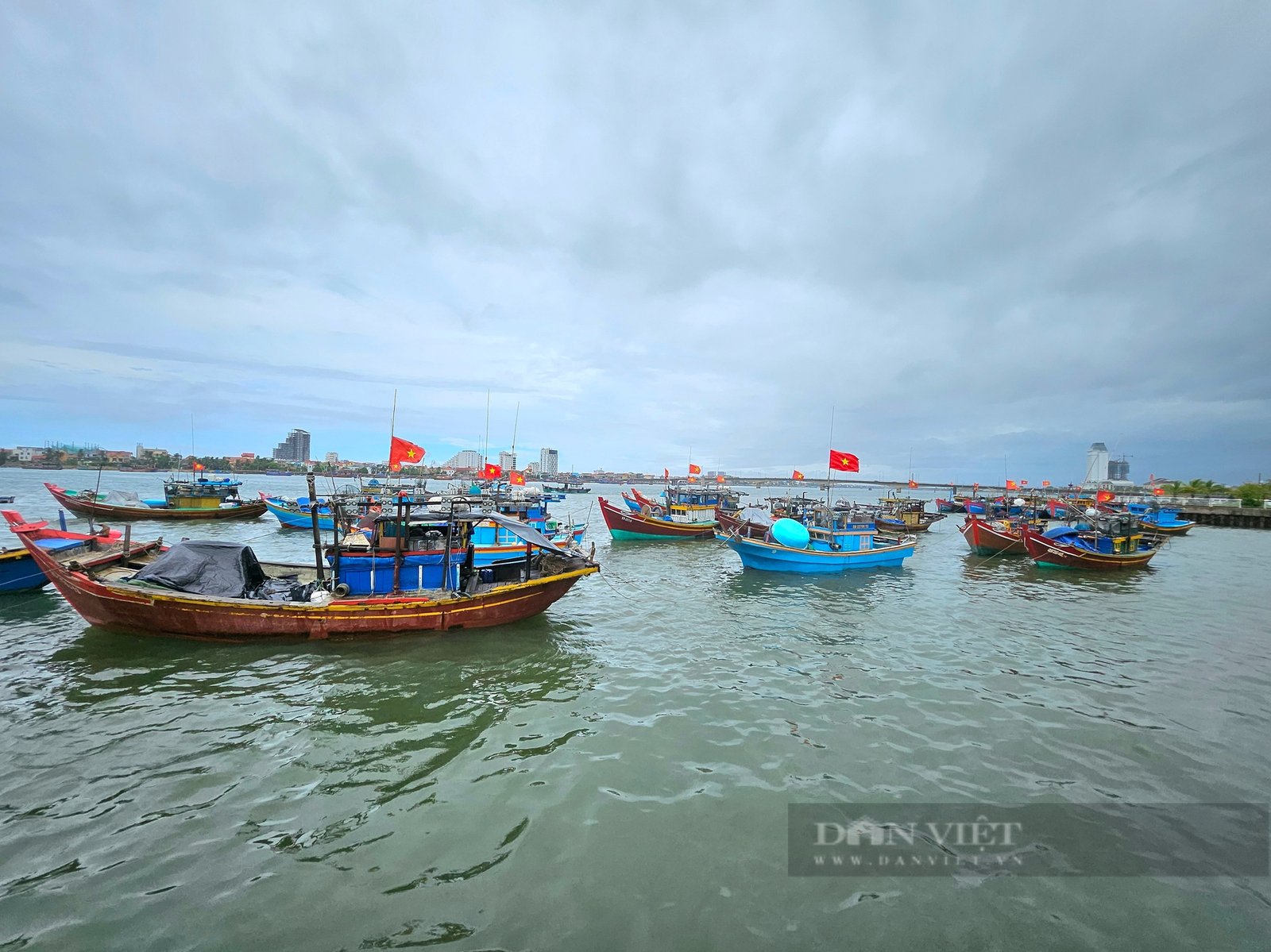 Ngư dân đánh tàu vào đất liền tránh áp thấp nhiệt đới, nhiều tàu chọn các đảo để tránh trú- Ảnh 1.