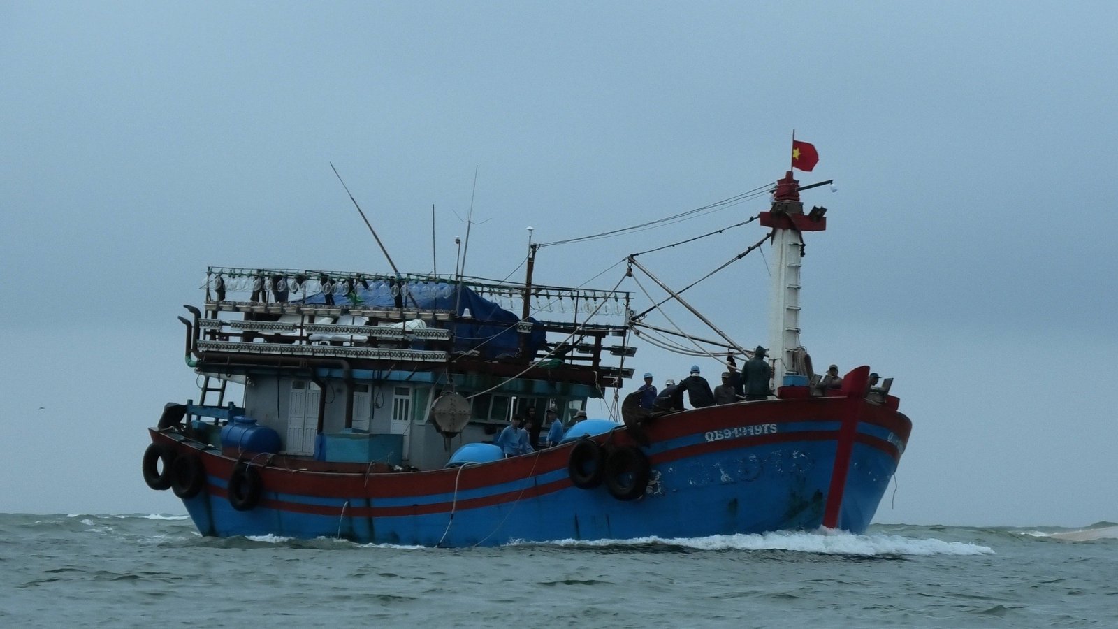 Ngư dân đánh tàu vào đất liền tránh áp thấp nhiệt đới, nhiều tàu chọn các đảo để tránh trú- Ảnh 2.