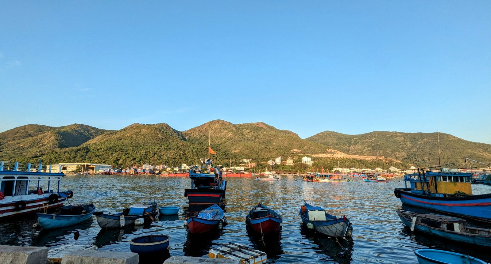 Ở Nha Trang của Khánh Hòa có một ngọn núi tên nghe như tiếng hôn chùn chụt, cảnh đẹp như phim- Ảnh 1.