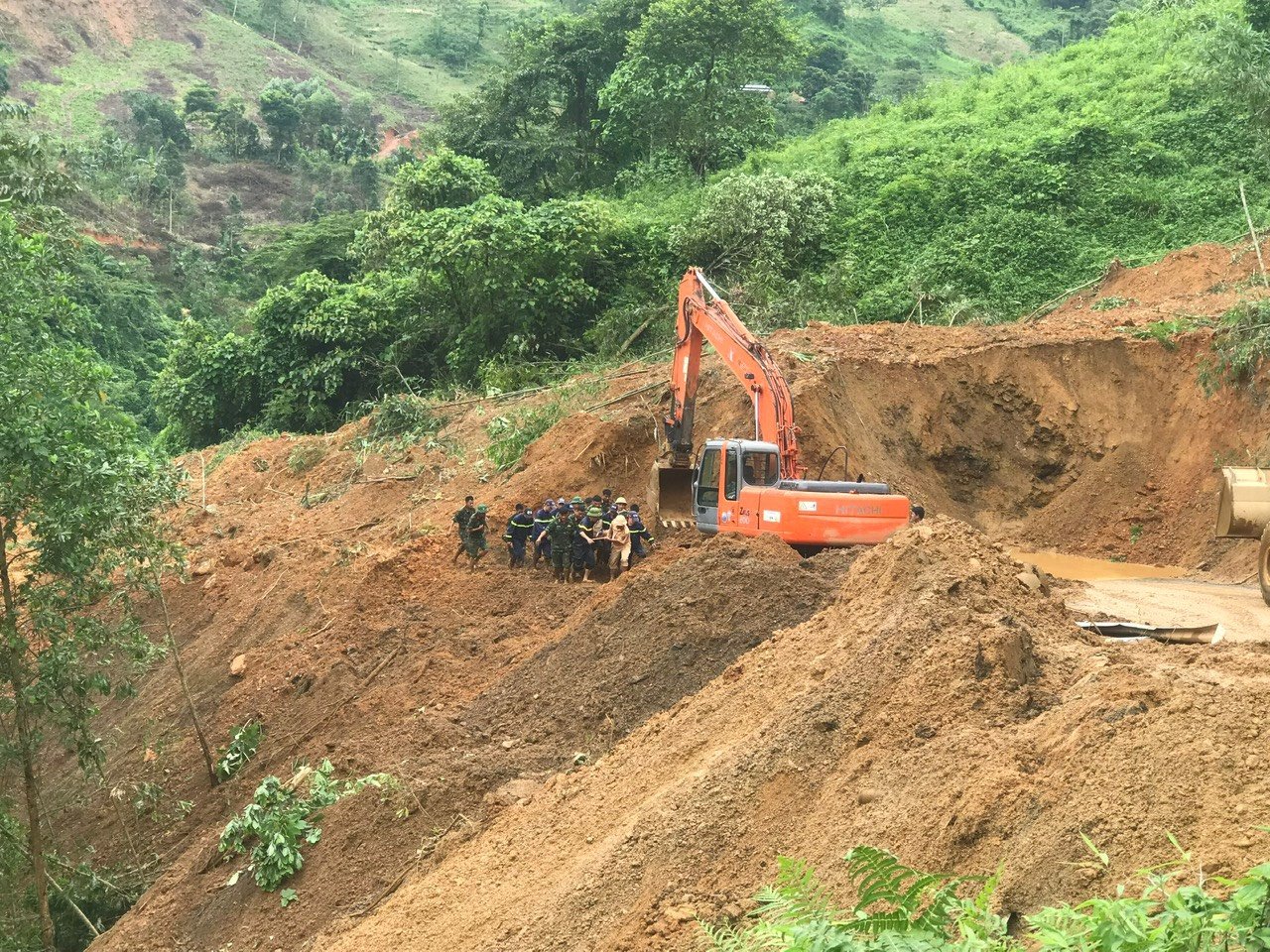 TIN NÓNG 24H QUA: Ông lão bất ngờ bị đánh tử vong; tin mới vụ sạt lở vùi xe khách, nhiều người chết- Ảnh 4.