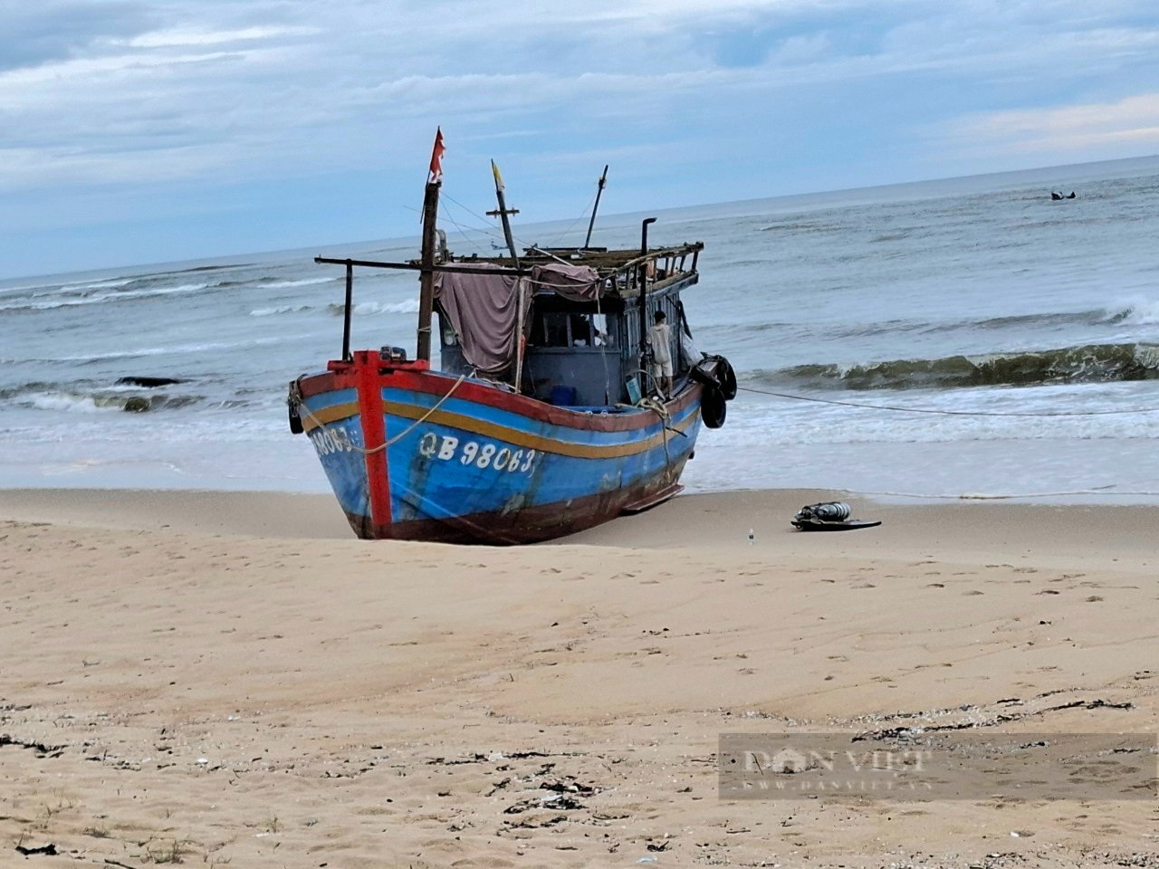 Quảng Bình: Sóng quá dữ, một ngư dân bị hất xuống biển phải tự bơi hàng trăm mét vào bờ- Ảnh 1. Quảng Bình: Sóng quá dữ, một ngư dân bị hất xuống biển phải tự bơi hàng trăm mét vào bờ- Ảnh 1.