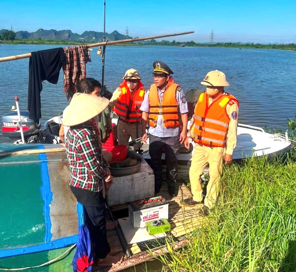 Trên sông Hoàng Long, ngành chức năng tỉnh Ninh Bình bắt quả tang 3 đối tượng kích điện bắt cá- Ảnh 1.