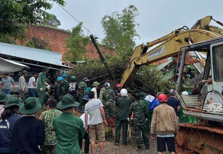 Vụ sạt lở đất khiến 2 người thương vong ở Lâm Đồng: Chủ nhà đã cam kết di dời trước đó- Ảnh 1.