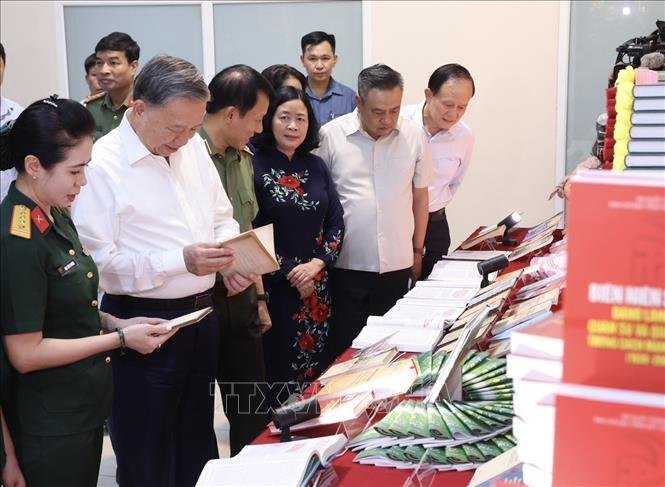 Chủ tịch nước Tô Lâm dự ngày hội toàn dân bảo vệ an ninh Tổ quốc tại phường Cửa Đông- Ảnh 4.