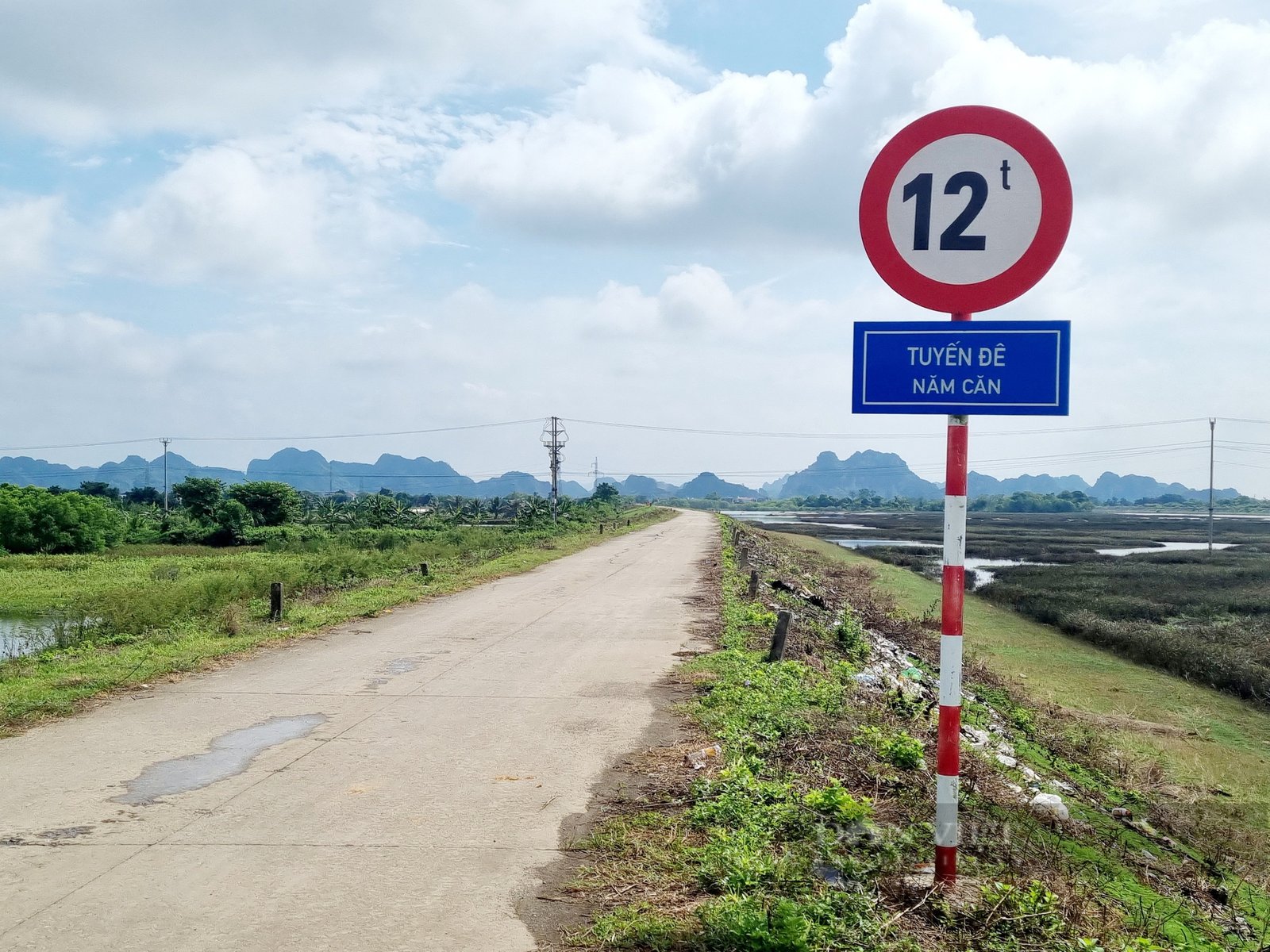 Ninh Bình: Mặt đê Năm Căn nứt toác kéo dài trong mùa mưa lũ - Ảnh 5.