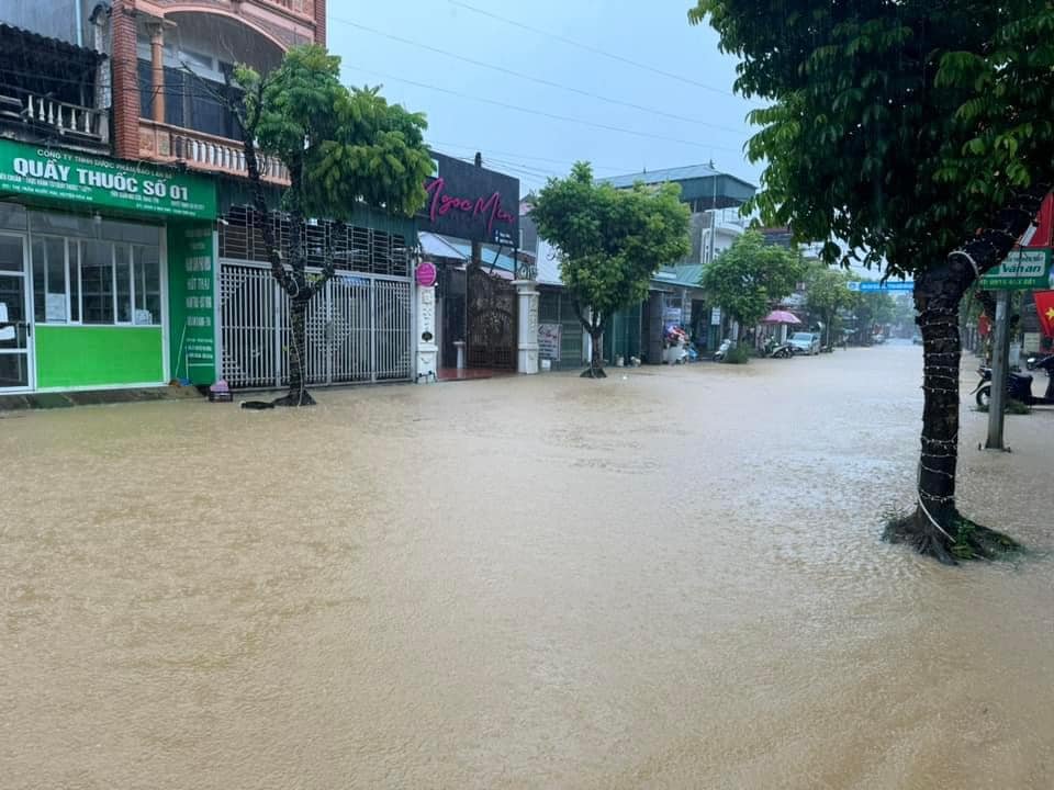 Cao Bằng ngập nặng, người dân bì bõm trong đêm chạy đua với mưa lớn 