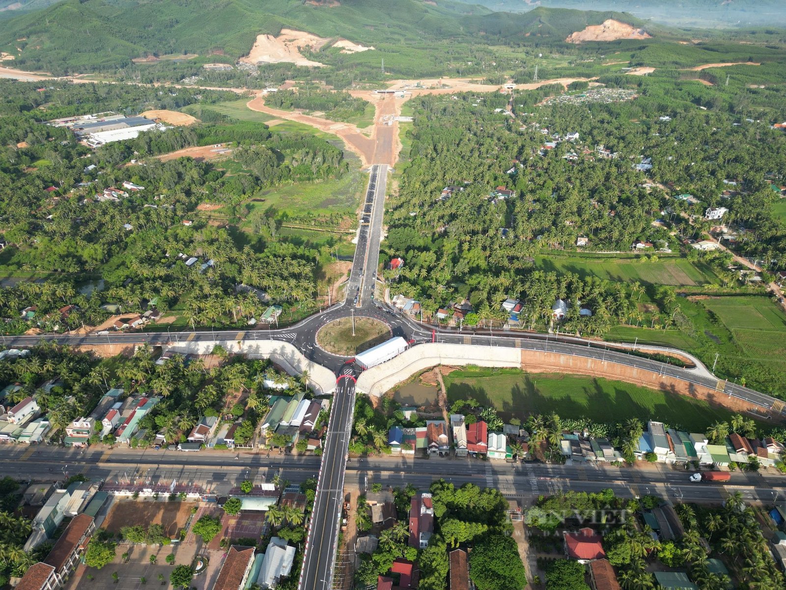 Mê mẩn tuyến đường 7km trị giá gần 800 tỷ đồng đi xuyên rặng dừa, vừa khánh thành tại Bình Định- Ảnh 5.