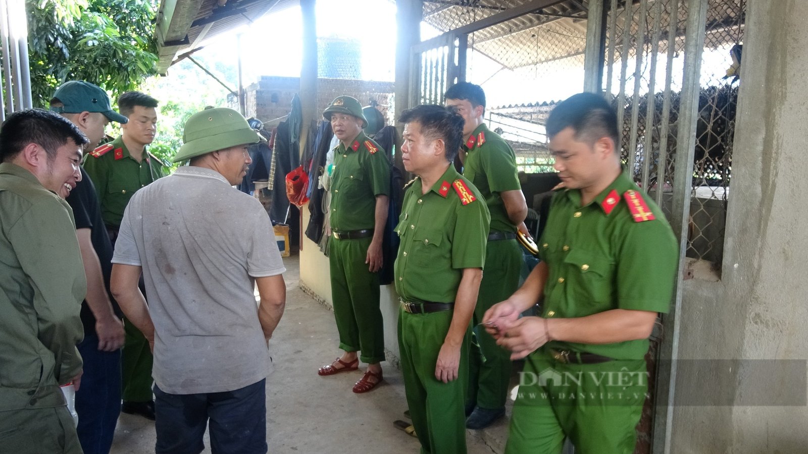 Bắt khẩn cấp đối tượng dùng dao sát hại hàng xóm vì nghi ngờ có quan hệ bất chính với vợ mình- Ảnh 1.