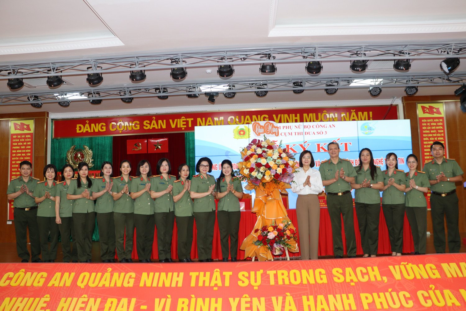 Hội Phụ nữ Công an tỉnh Quảng Ninh làm Cụm trưởng Cụm thi đua số 3 - Phụ nữ công an nhân dân - Ảnh 1.