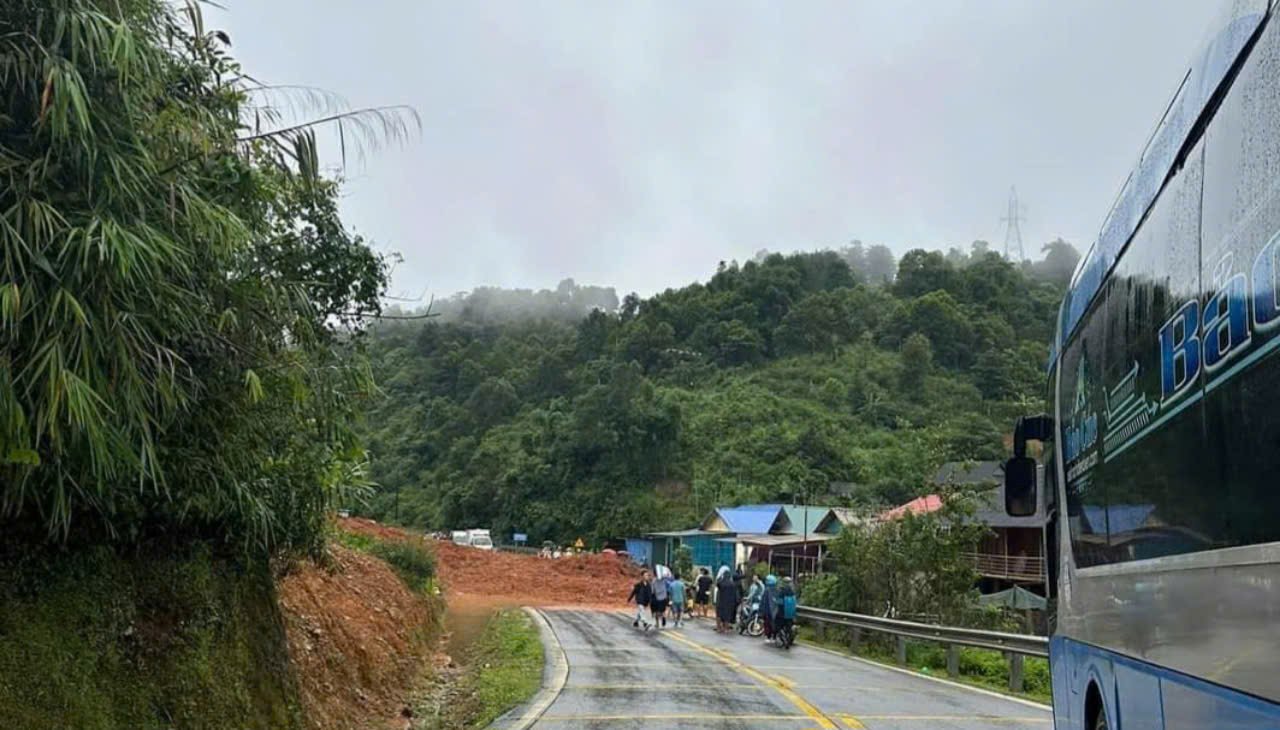 Sạt lở gây ách tắc giao thông trên nhiều tuyến đường huyết mạch ở Điện Biên   - Ảnh 1.