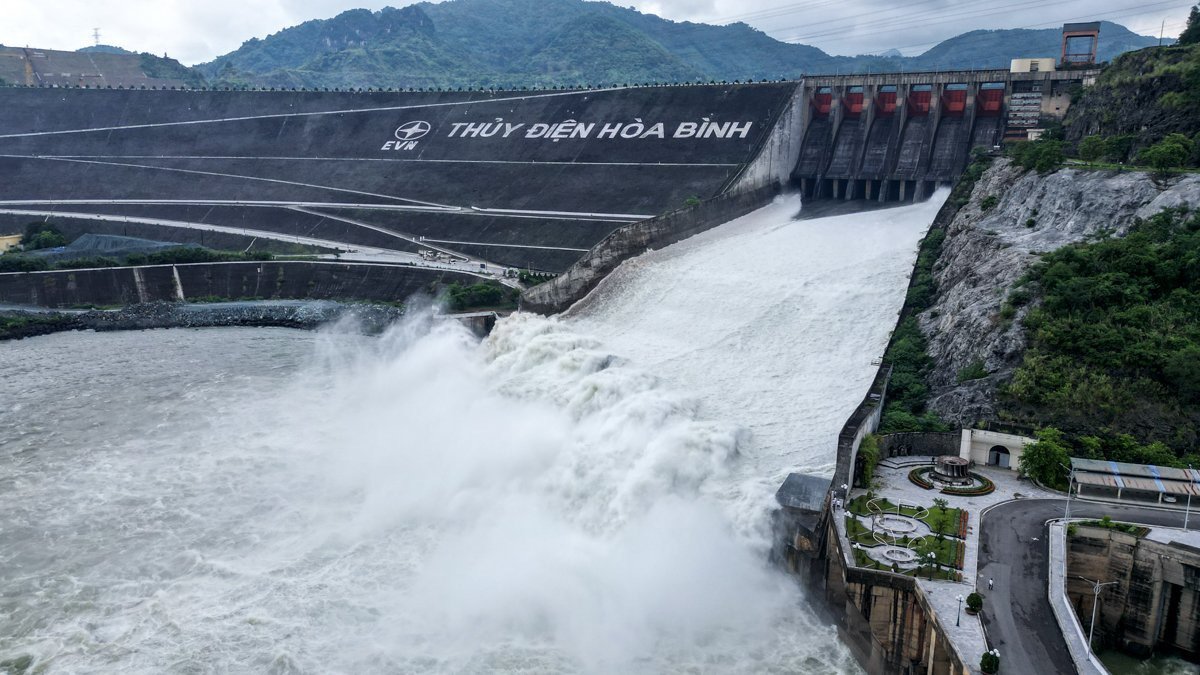 NÓNG: Đồng loạt mở cửa đáy, khẩn cấp xả lũ 3 hồ thủy điện Sơn La, Hòa Bình, Tuyên Quang - Ảnh 1. NÓNG: Đồng loạt mở cửa đáy, khẩn cấp xả lũ 3 hồ thủy điện Sơn La, Hòa Bình, Tuyên Quang - Ảnh 1.