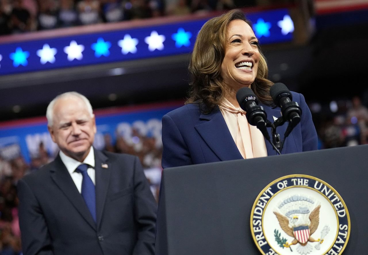 Vừa công bố lựa chọn bất ngờ, bà Kamala Harris có thêm 20 triệu đô la, ê kip của ông Trump choáng- Ảnh 1.