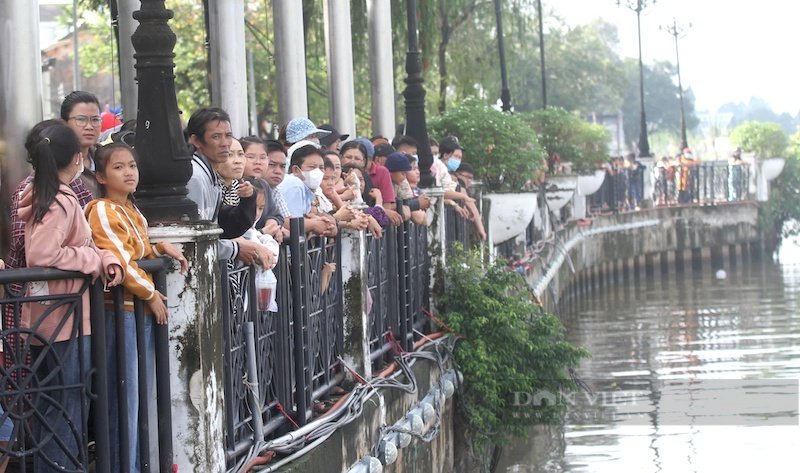 Người dân Bình Dương chen chân lên tháp cánh hoa dầu trị giá 10 tỷ đồng xem đua thuyền truyền thống- Ảnh 4.