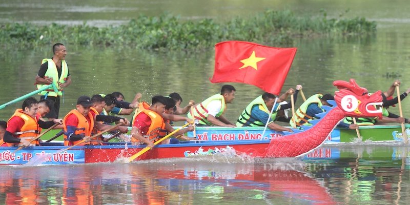 Người dân Bình Dương chen chân lên tháp cánh hoa dầu trị giá 10 tỷ đồng xem đua thuyền truyền thống- Ảnh 7.