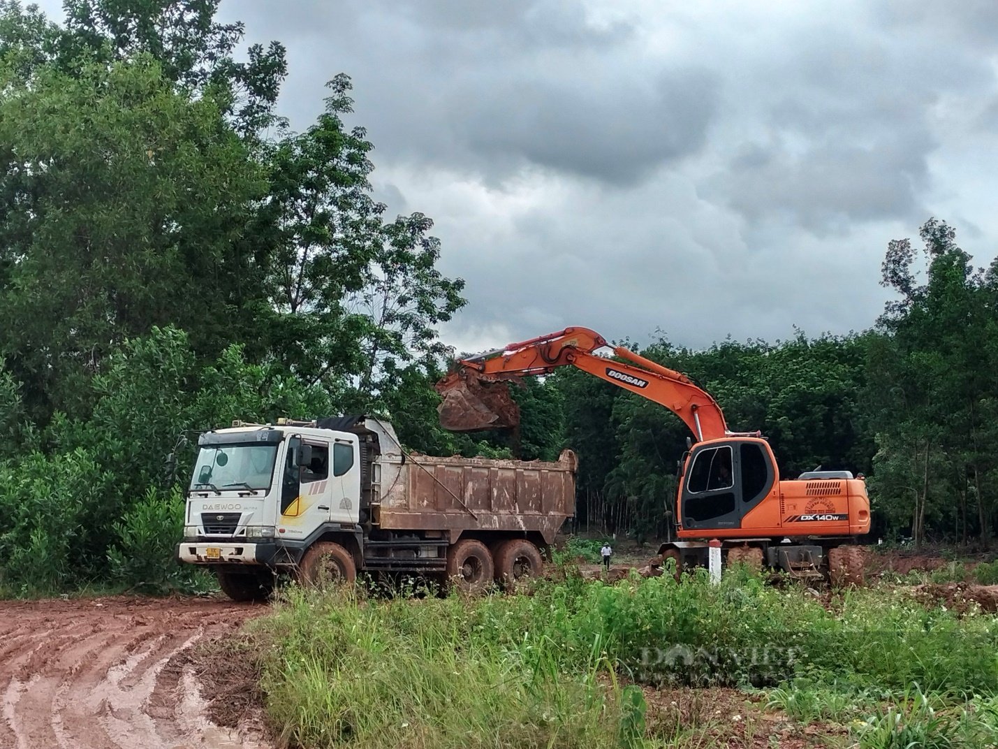 Bình Phước lan tỏa phong trào “Dân vận khéo, việc phố, việc làng; đất vàng cũng hiến” - Ảnh 4.