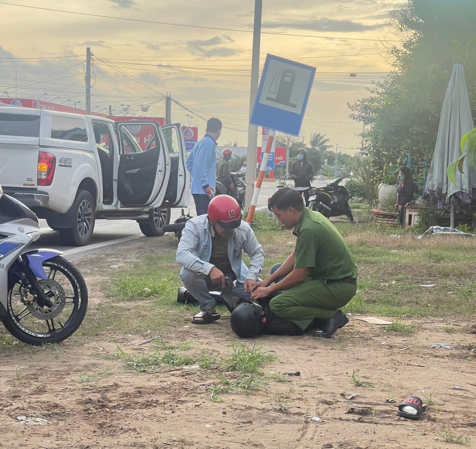 Công an truy đuổi hơn 35km, bắt giữ 2 đối tượng cướp giật dây chuyền vàng ở Long An- Ảnh 1.