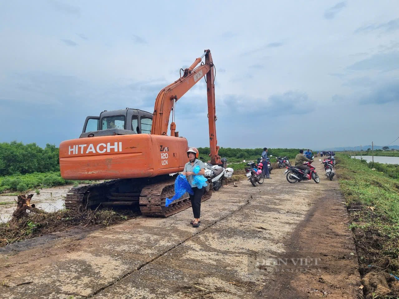 Ứng phó siêu bão số 3, người dân Ninh Bình đưa hết túi nước, bao cát lên mái nhà chống gió mạnh - Ảnh 4.