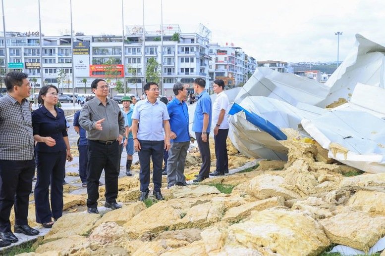 Sau cuộc họp khẩn, Thủ tướng Phạm Minh Chính về nơi tâm bão đổ bộ, chỉ đạo khắc phục hậu quả  - Ảnh 3.