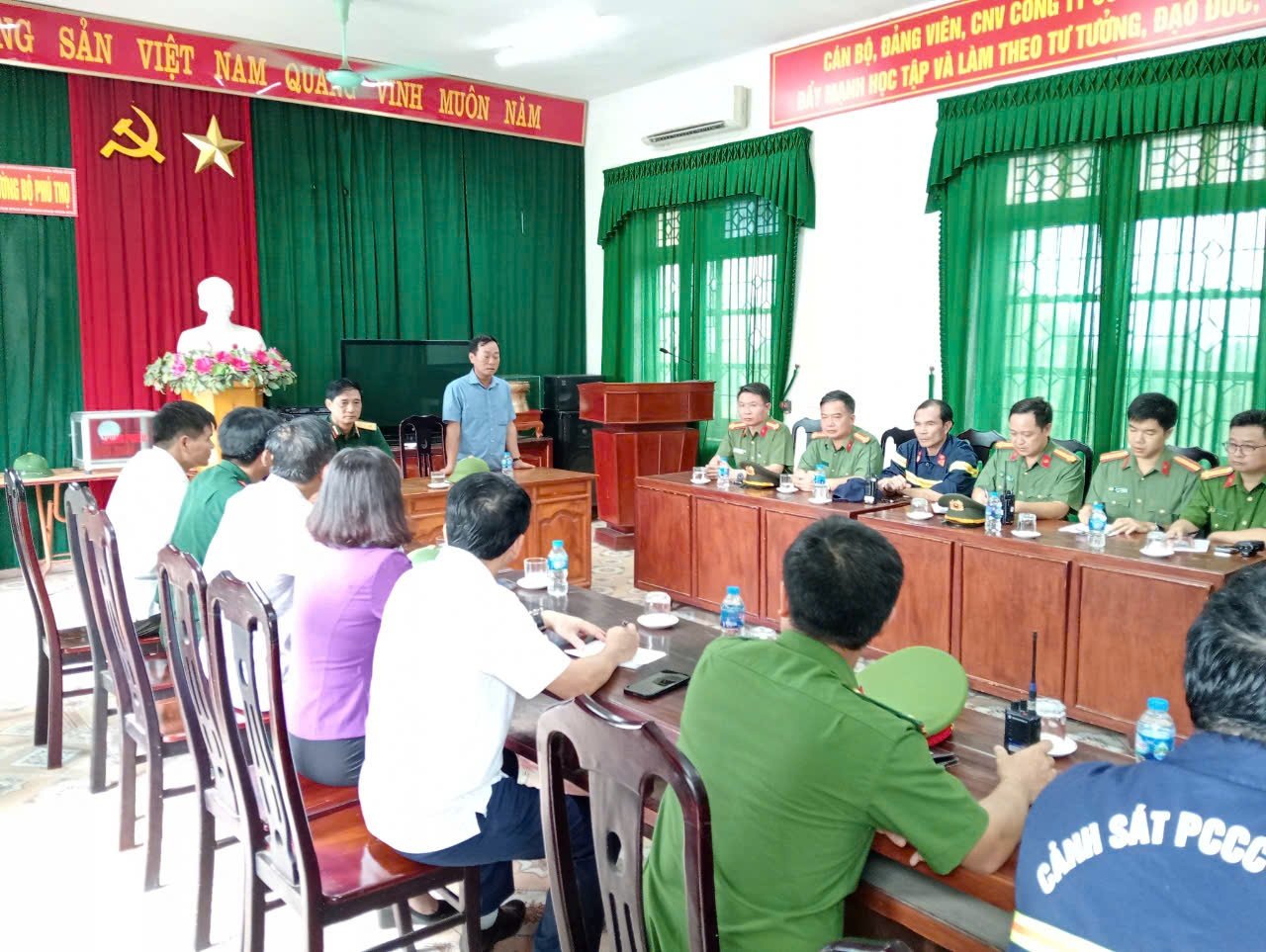 Trực tiếp: Sập cầu Phong Châu (Phú Thọ), báo cáo sơ bộ có 10 ô tô, 2 xe máy và 13 người bị cuốn trôi - Ảnh 5.