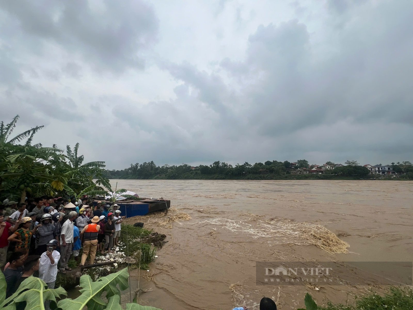 Trực tiếp: Sập cầu Phong Châu (Phú Thọ), báo cáo sơ bộ có 10 ô tô, 2 xe máy và 13 người bị cuốn trôi - Ảnh 8.