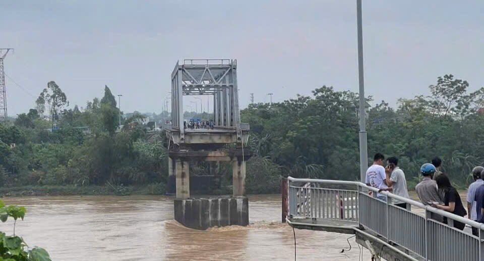 Trực tiếp: Sập cầu Phong Châu (Phú Thọ), báo cáo sơ bộ có 10 ô tô, 2 xe máy và 13 người bị cuốn trôi - Ảnh 12.