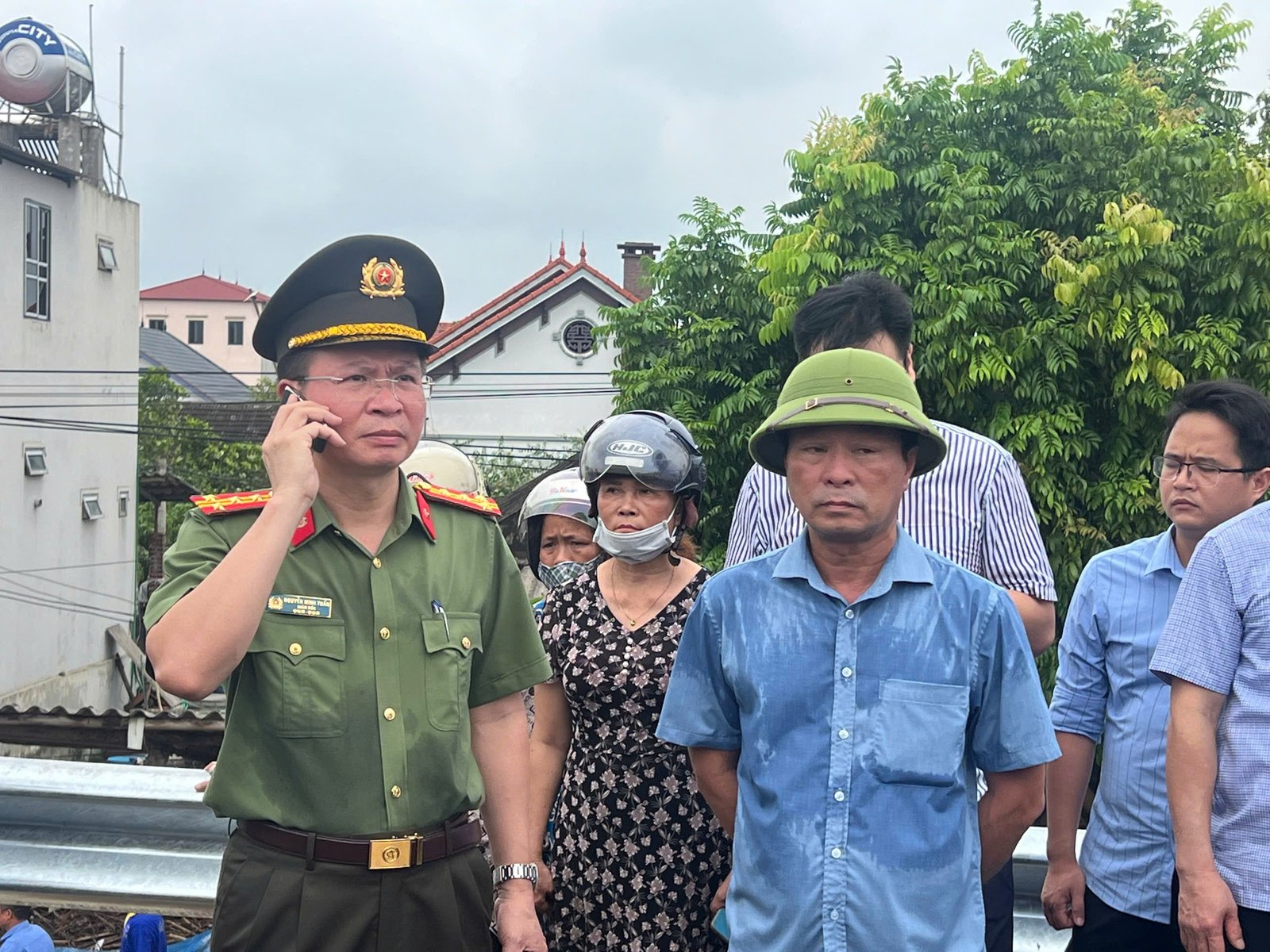 Trực tiếp: Sập cầu Phong Châu (Phú Thọ), báo cáo sơ bộ có 10 ô tô, 2 xe máy và 13 người bị cuốn trôi - Ảnh 9.