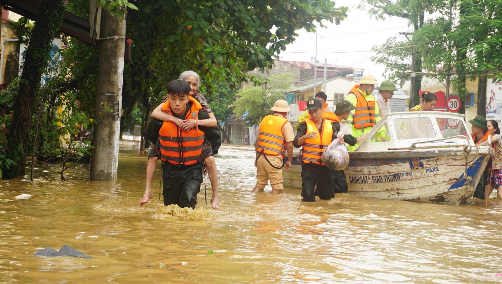 Em nhỏ kể lại phút giây thoát chết do rơi xuống nước sâu - Ảnh 7.