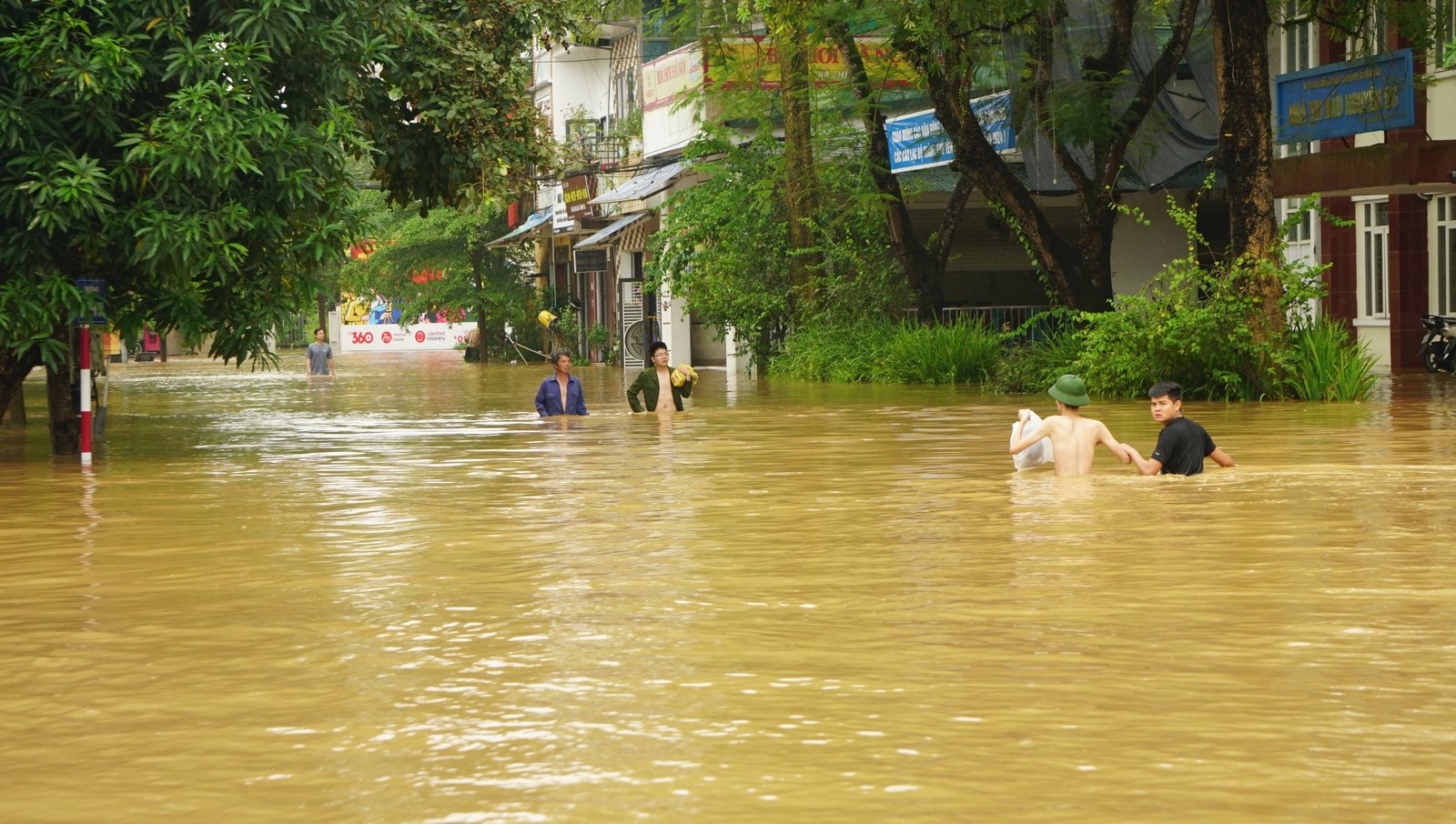 Em nhỏ kể lại phút giây thoát chết do rơi xuống nước sâu - Ảnh 18.