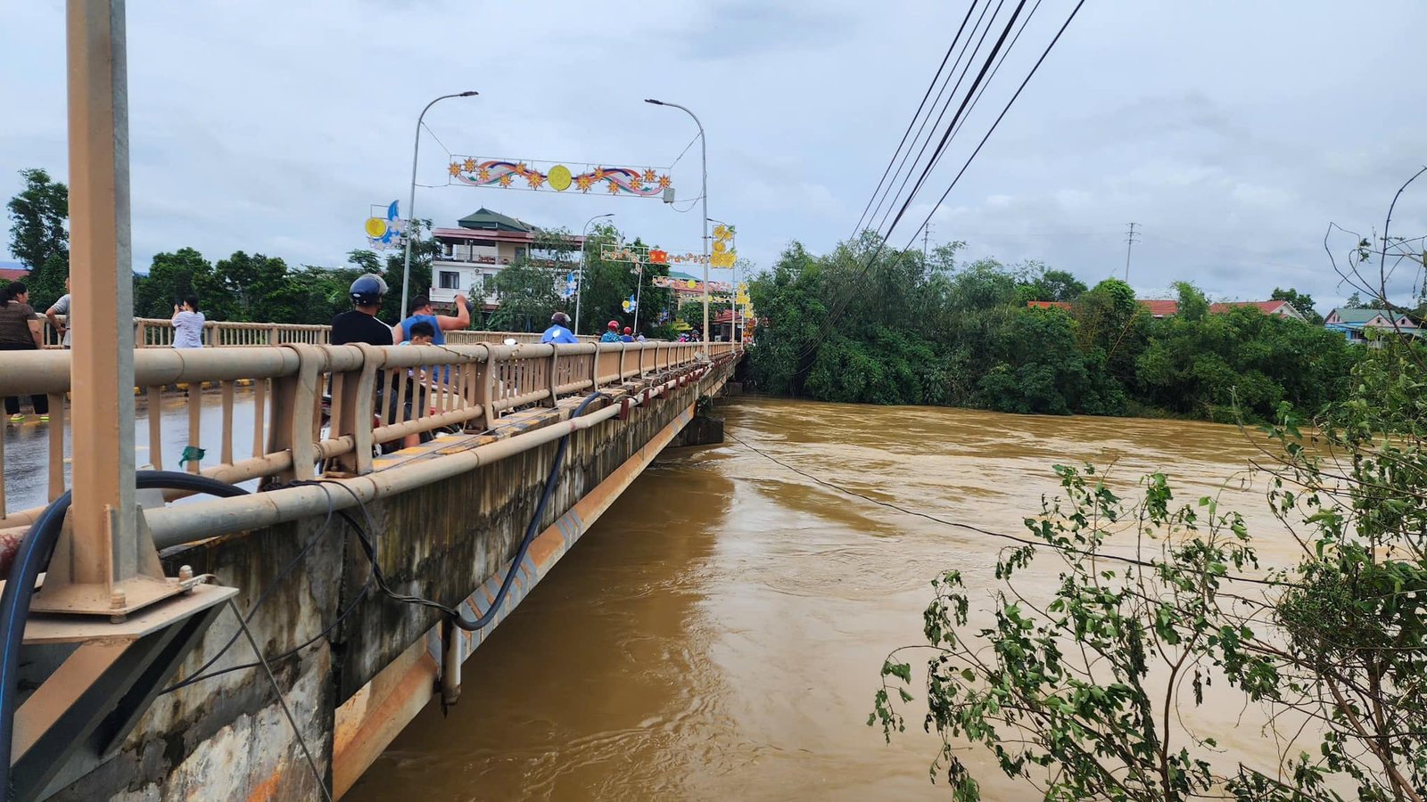 Lạng Sơn: 12 người thương vong, hơn 2500 hộ dân bị thiệt hại do bão số 3 - Ảnh 3.