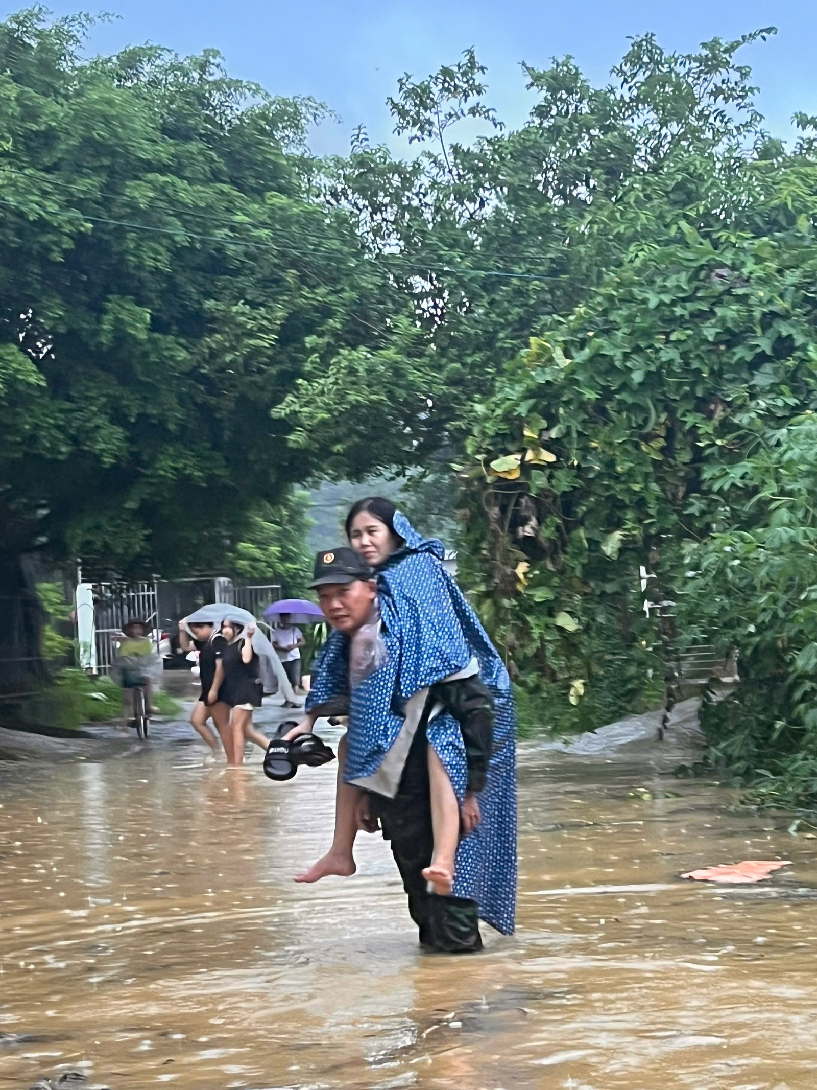 Nhiều trạm y tế ở Yên Bái bị cô lập, ngập trong nước lũ- Ảnh 5.