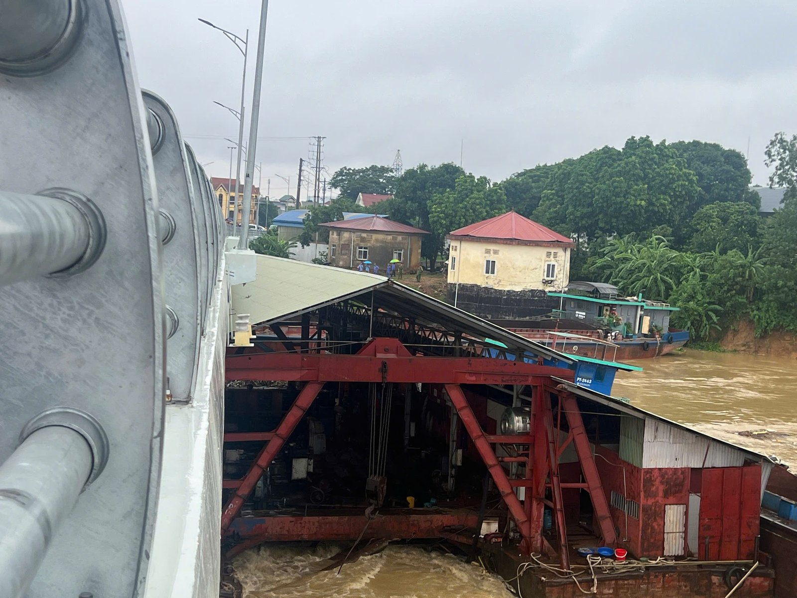 Hàng loạt sà lan mắc kẹt ở cầu Vĩnh Phú (Phú Thọ), tạm cấm phương tiện lưu thông - Ảnh 5.